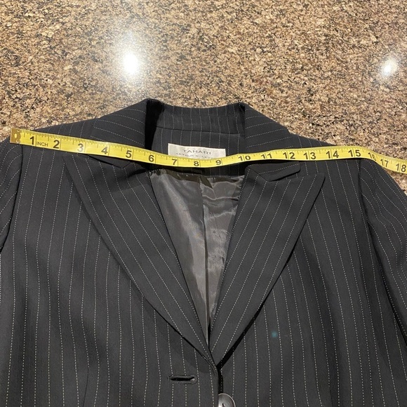 TAHARI Arthur S. Levine from Holt Renfrew Black with Pinstripes Jacket Size 4 - Picture 8 of 11